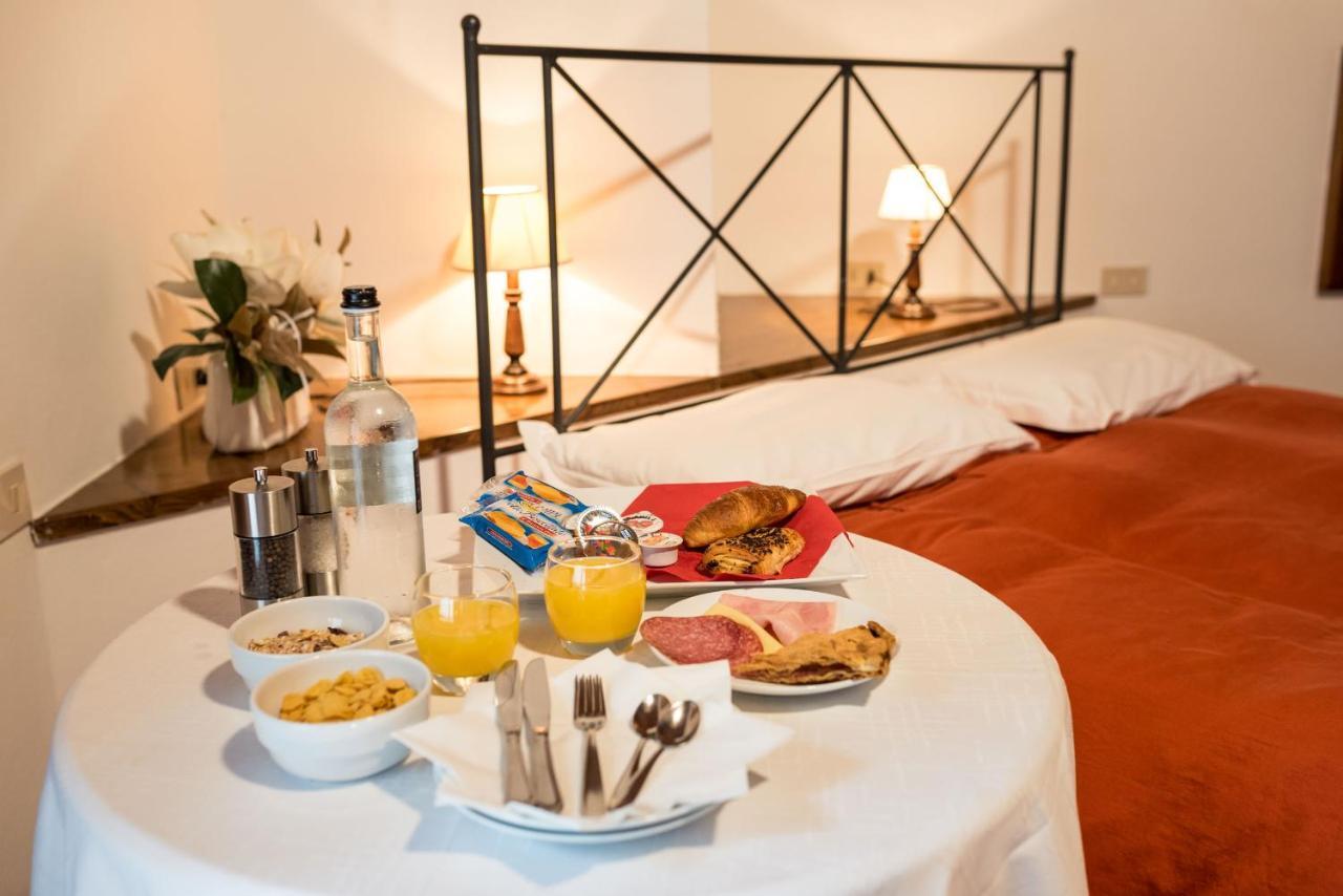 Residence Ristorante La Ferriera Loro Ciuffenna Eksteriør billede